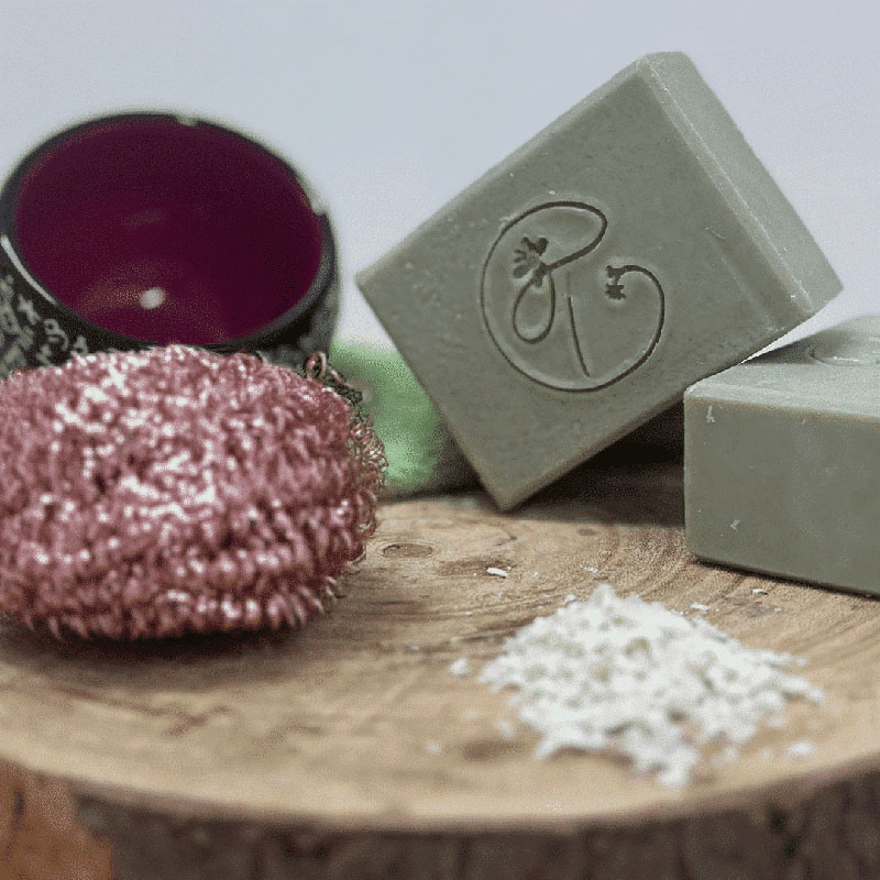 Deux savons multi-usages - mise en scène